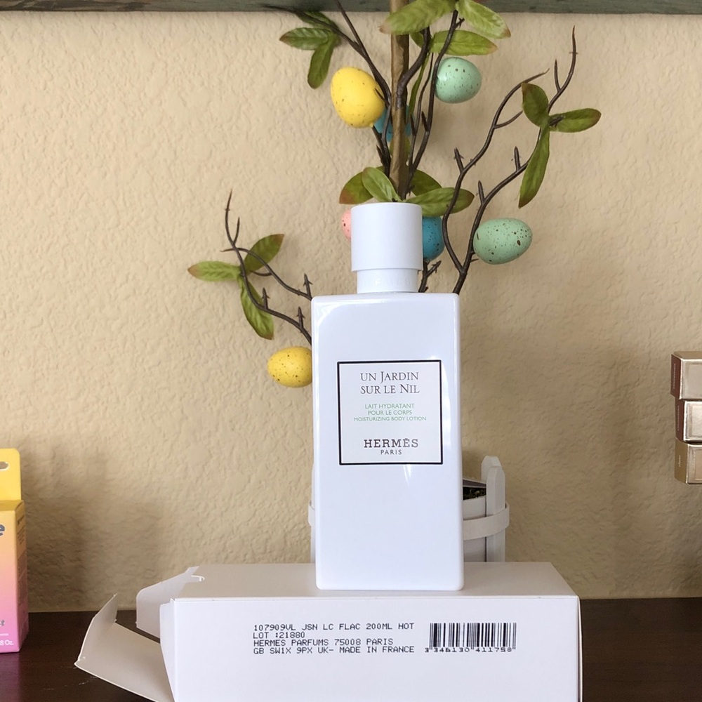Hermes Un Jardin Sur Le Nil Moisturizing Body Lotion - White